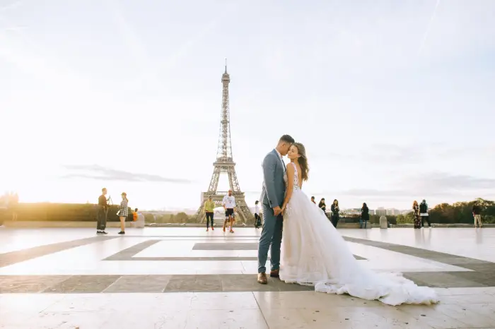 A newly-wed couple in front of the Eiffel Tower, in Paris